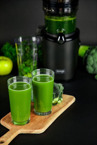 Kuvings AUTO8 бавнооборотна сокоизстисквачка - тип свободни ръце